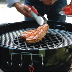 Mit dem WEBER-Gourmet-System lassen sich auf dem Sear-Grate-Rost besonders gut saftige Steaks zubereiten